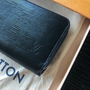 Louie Vuitton black epi leather zipper wallet